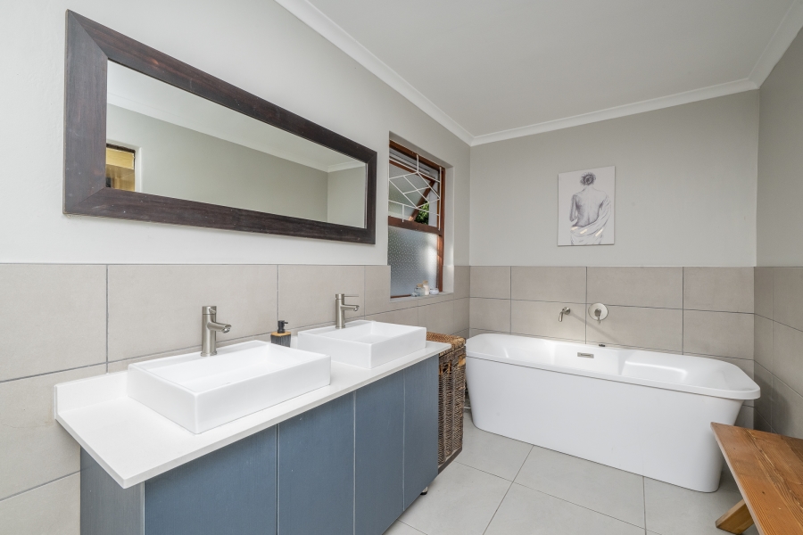 5 Bedroom Property for Sale in Eversdal Western Cape